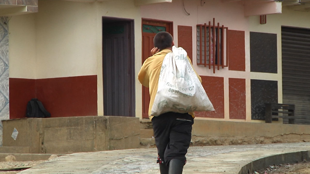 La guerra entre el Clan del Golfo, ELN y disidencias provoca desplazamientos en cuatro municipios de Antioquia Enfrentamientos entre grupos armados dejan más de 400 personas desplazadas en Antioquia