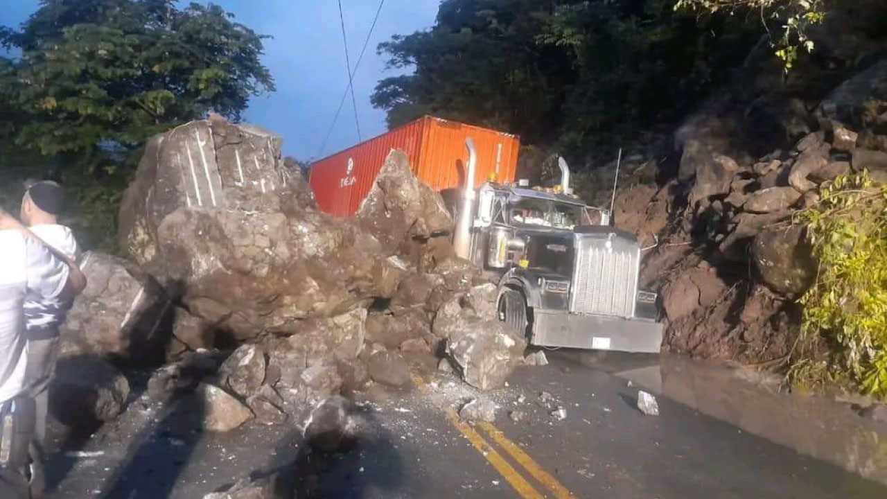 Cierre entre Santa Fe de Antioquia y Bolombolo por tractomula en la vía Cierre