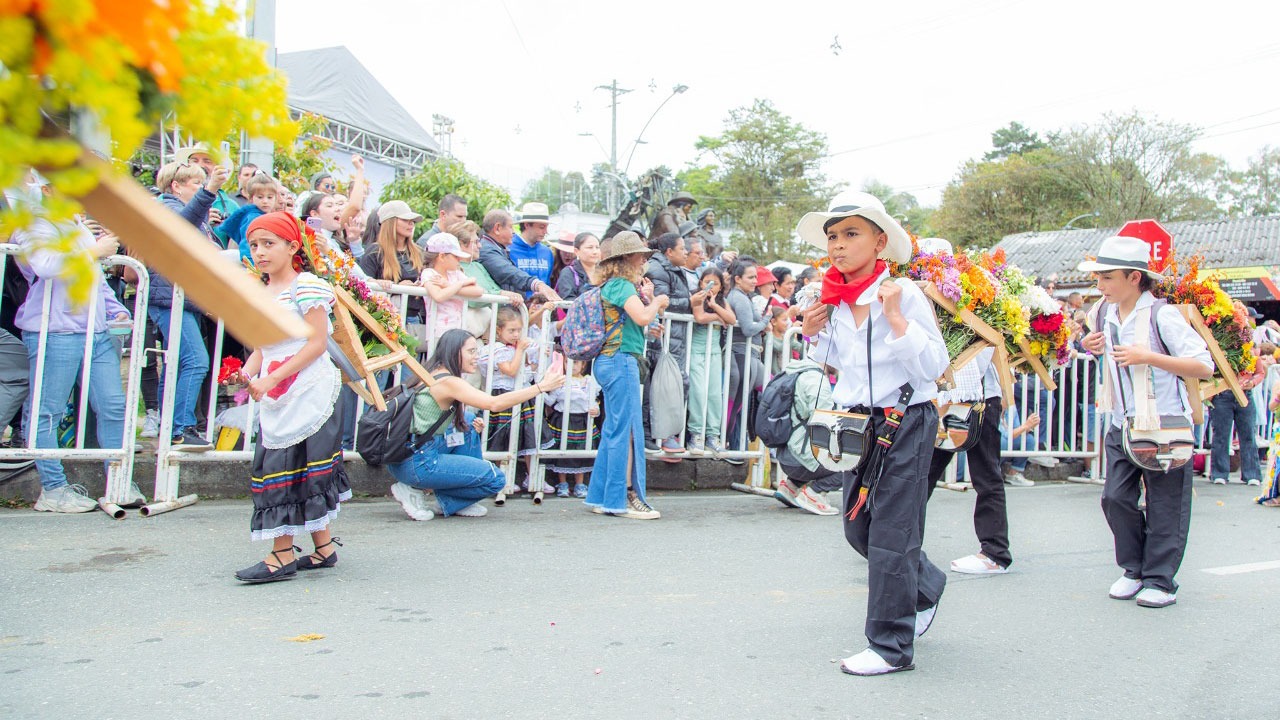 En Santa Elena se realizó el tradicional Desfile de Silleteritos con 600 niños Desfile de Silleteritos