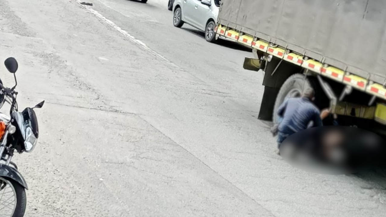 Motociclista quedó atrapado debajo de un camión en la avenida Regional avenida regional