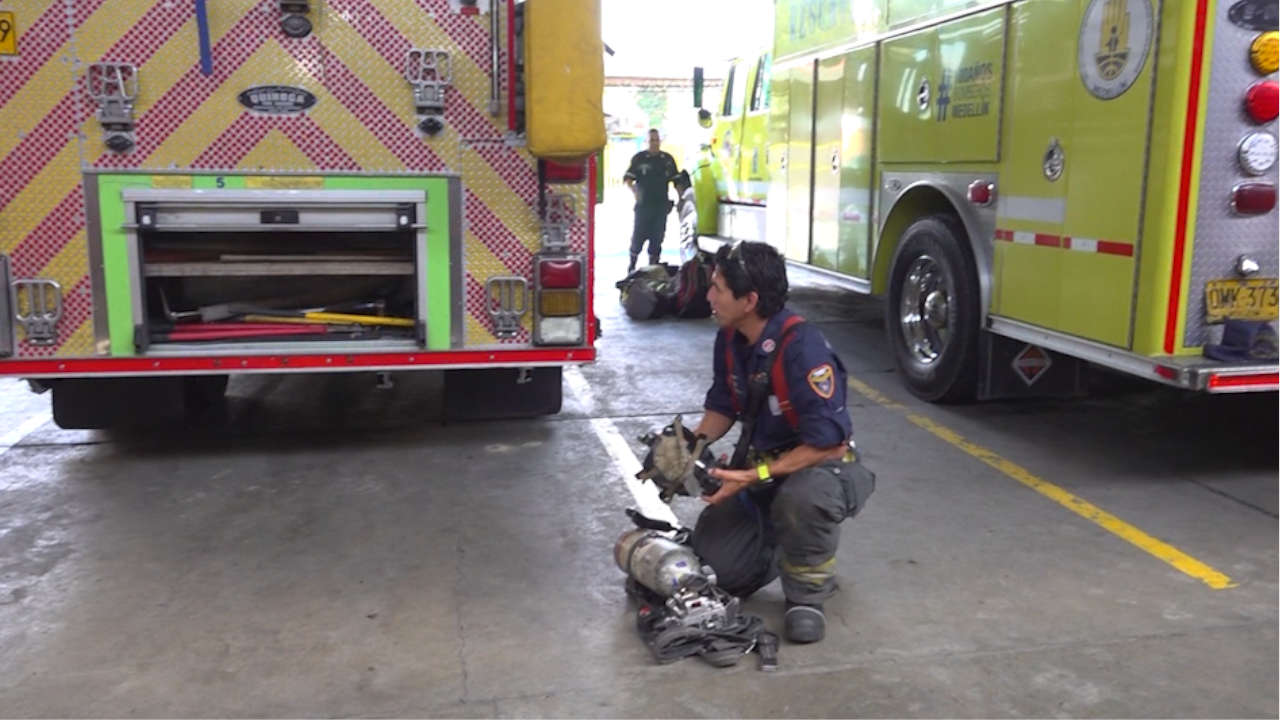 Bombero profesional experto en carreras de montaña Bombero