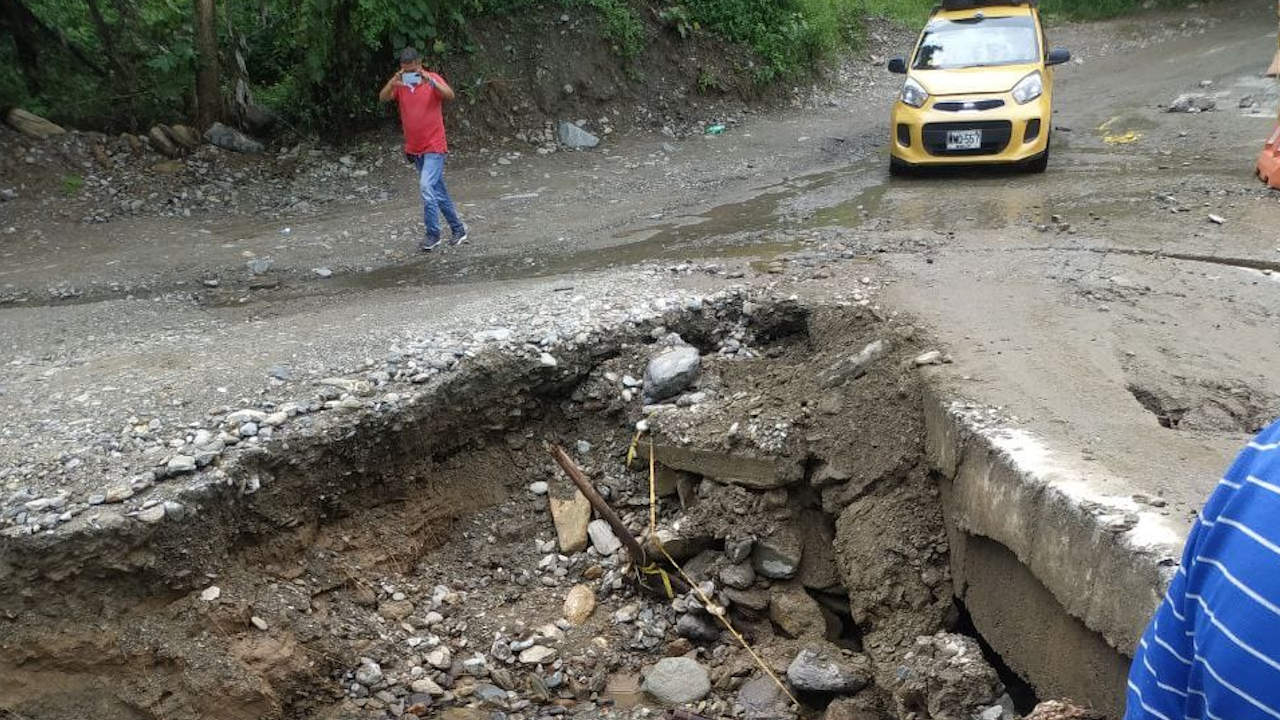 Socavación en la vía de Olaya que comunica con otros municipios del Occidente antioqueño socavación
