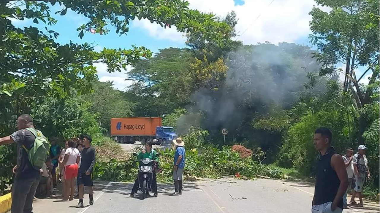 Mineros en Cáceres tienen bloqueada la vía que conduce de Medellín a la Costa Caribe Mineros
