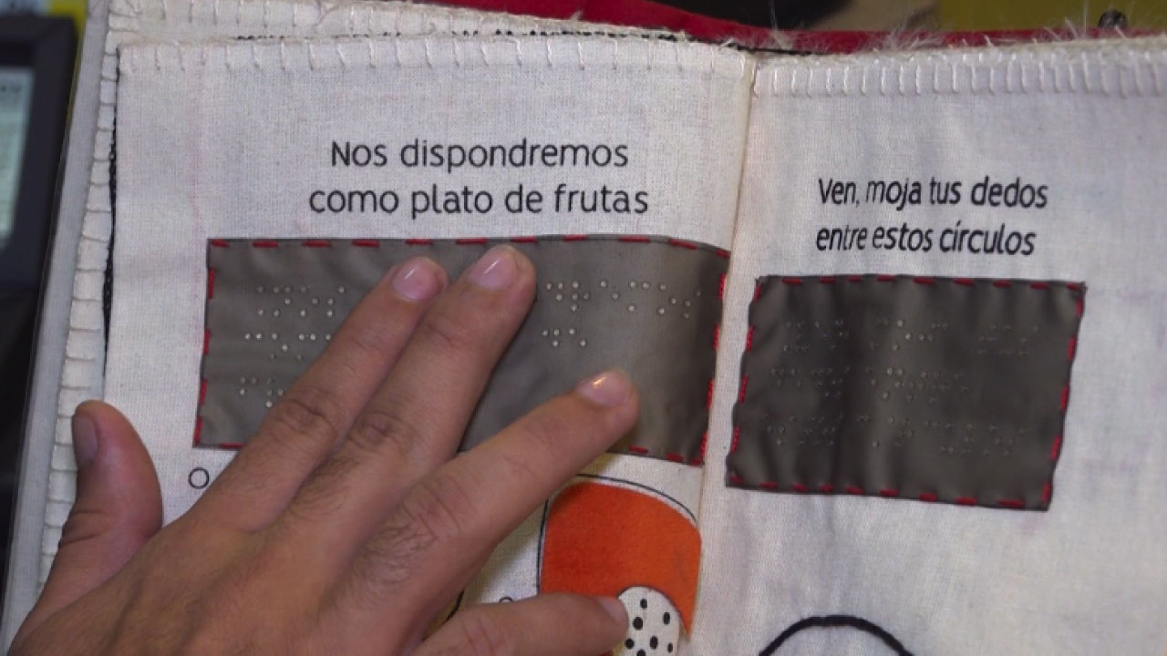El lenguaje en braile también ha llegado a la literatura en la Fiesta del Libro lenguaje en braile