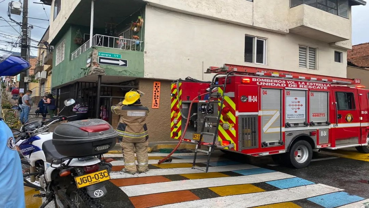 Rescatan gato durante incendio en La Estrella Incendio