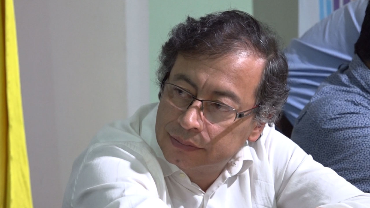 “No es cierto que el coronel haya sido encontrado muerto ni que haya dos disparos en su cuerpo”, añadió el presidente