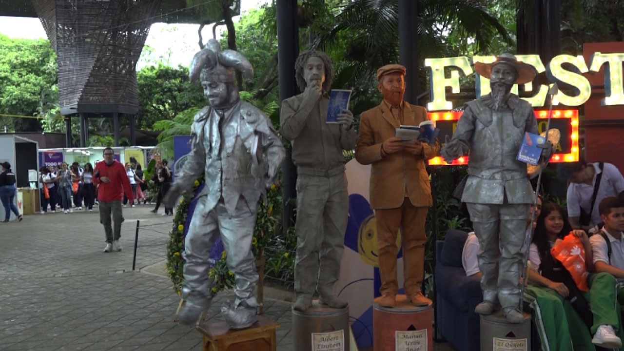Estatuas de personajes son quienes reciben a los visitantes en la Fiesta del Libro Estatuas