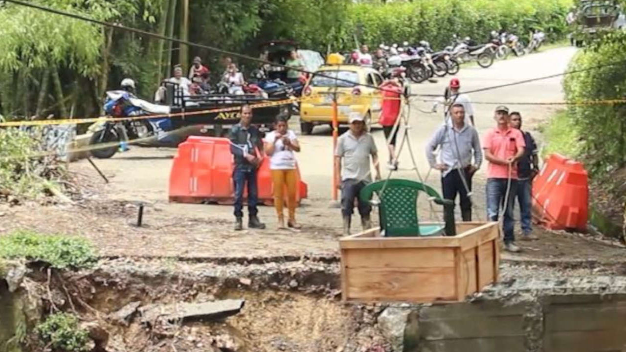 Vídeo: con garrucha tienen que sacar ataúd de Palermo garrucha