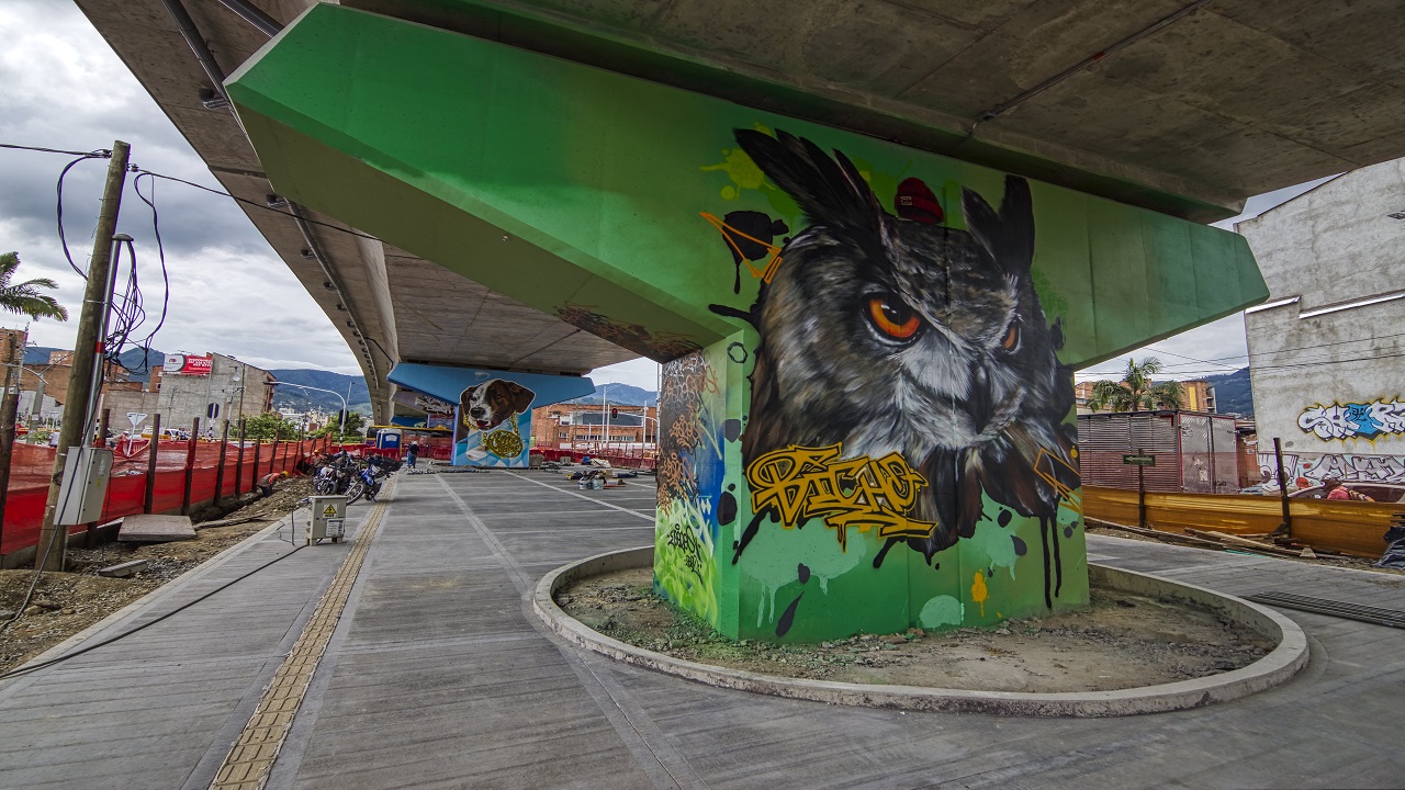 Artistas pintaron murales en los bajos del puente de San Juan con la 80 artistas