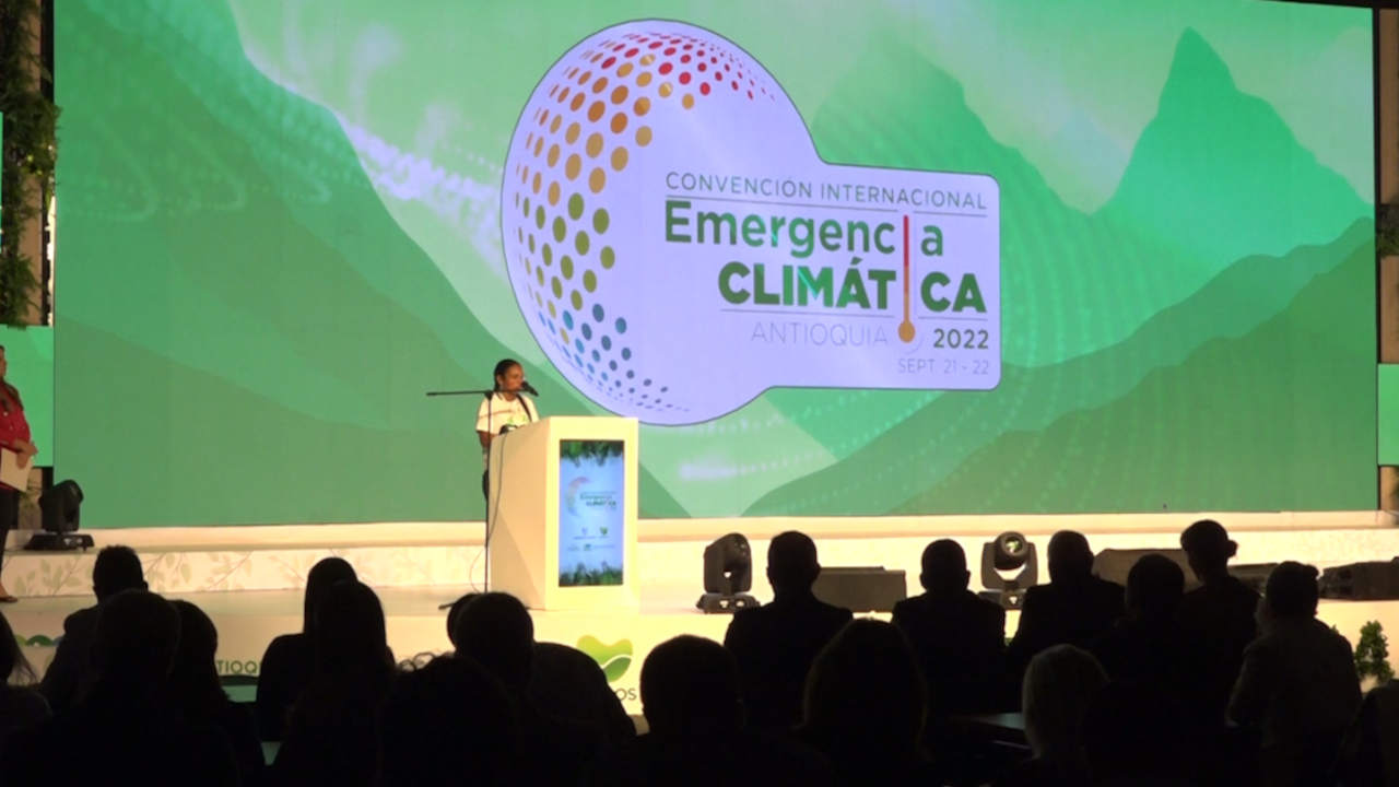 Convención Internacional de Emergencia Climática: Transforman botellas plásticas en fibra textil climática