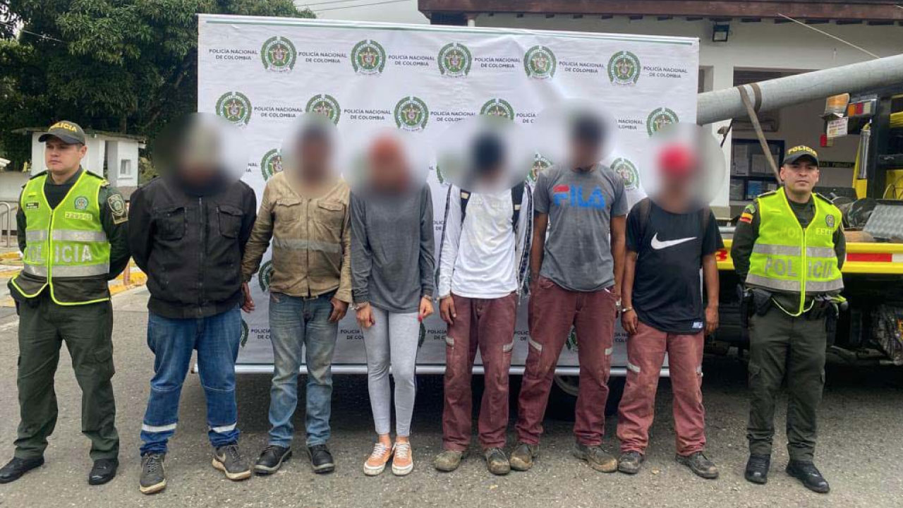 Capturan seis ladrones hurtando un poste de energía ladrones