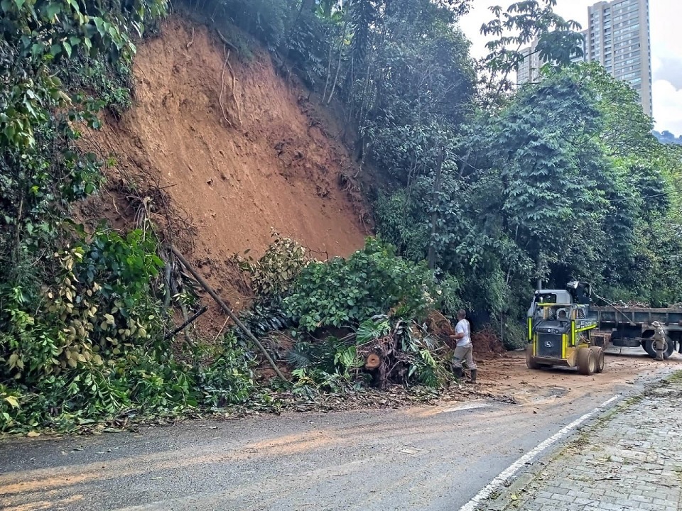 Vía cerrada en la Transversal 25 debido a movimiento de tierra Transversal-cerrad