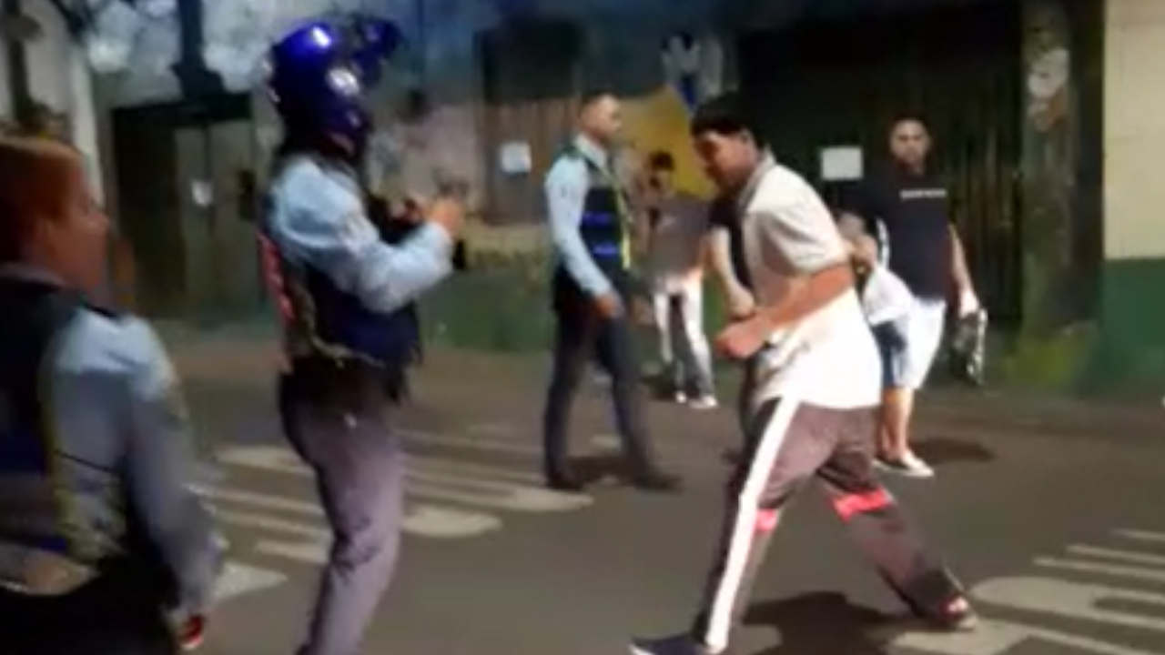 Video | Motociclista agrede agentes de tránsito en Bello Bello