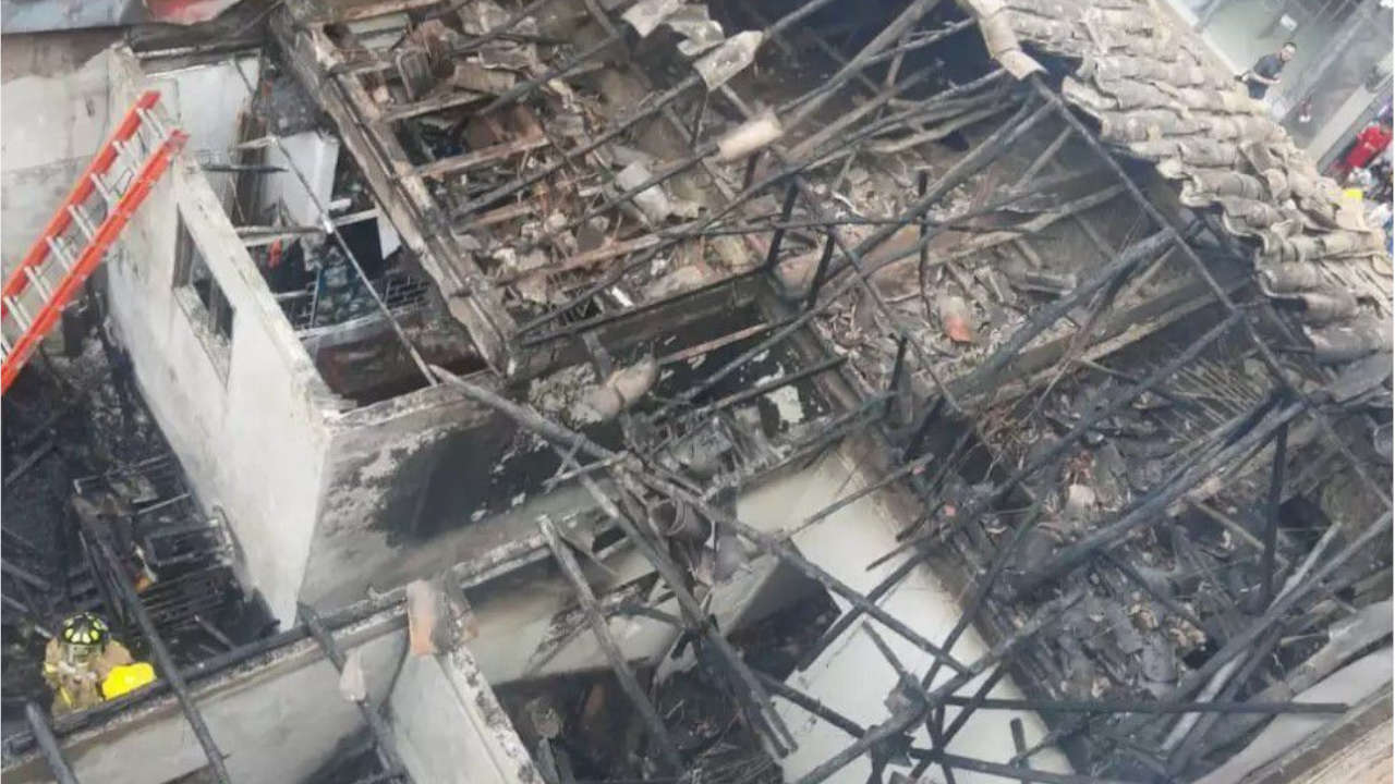 Video | Incendio consumió 2 locales comerciales en El Santuario Incendio