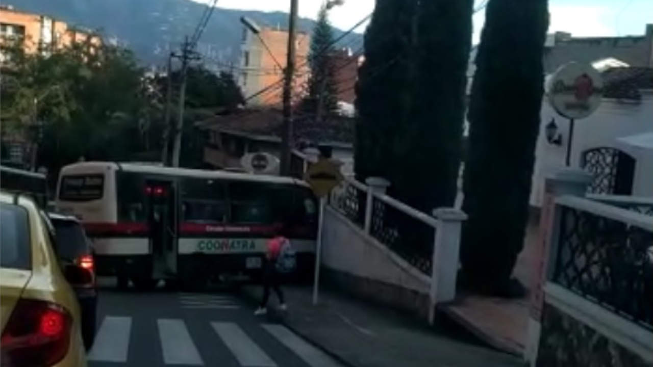 Bus se estrella contra fachada de casa en el barrio Calasanz Calasanz