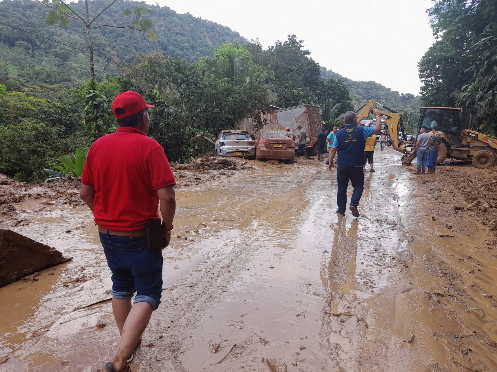 Cuatro vehículos arrastrados por derrumbe en Dabeiba 2 derrumbe3