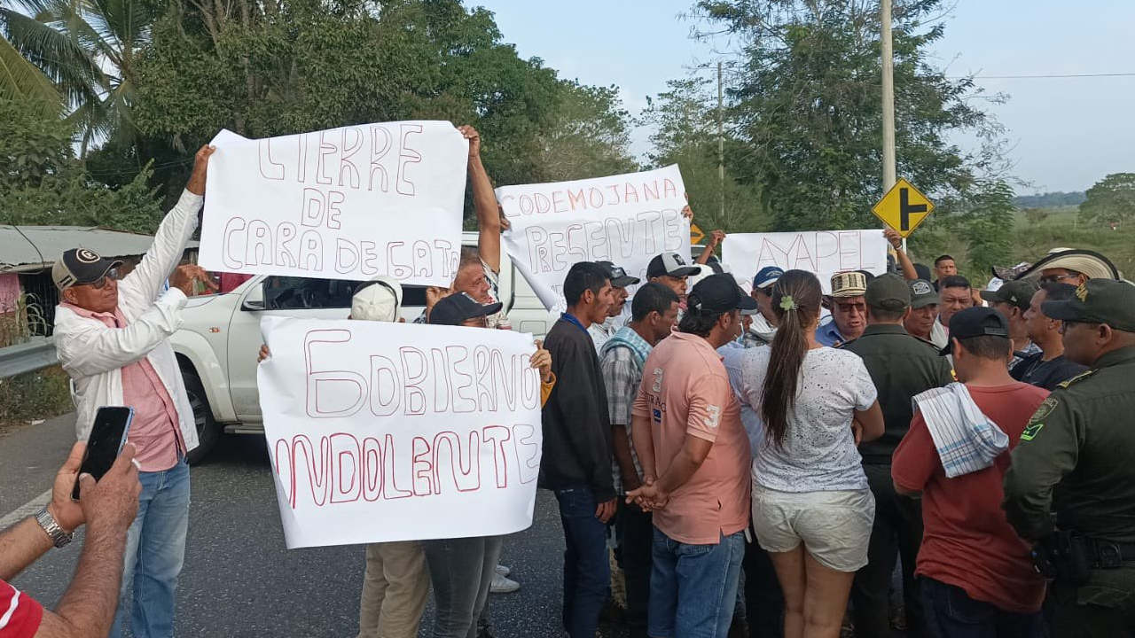 De rodillas campesinos de La Mojana piden cierre de Care Gato Campesinos