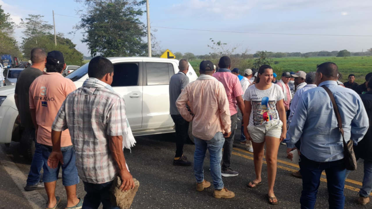 Gremios de La Mojana bloquean vía a la costa La Mojana