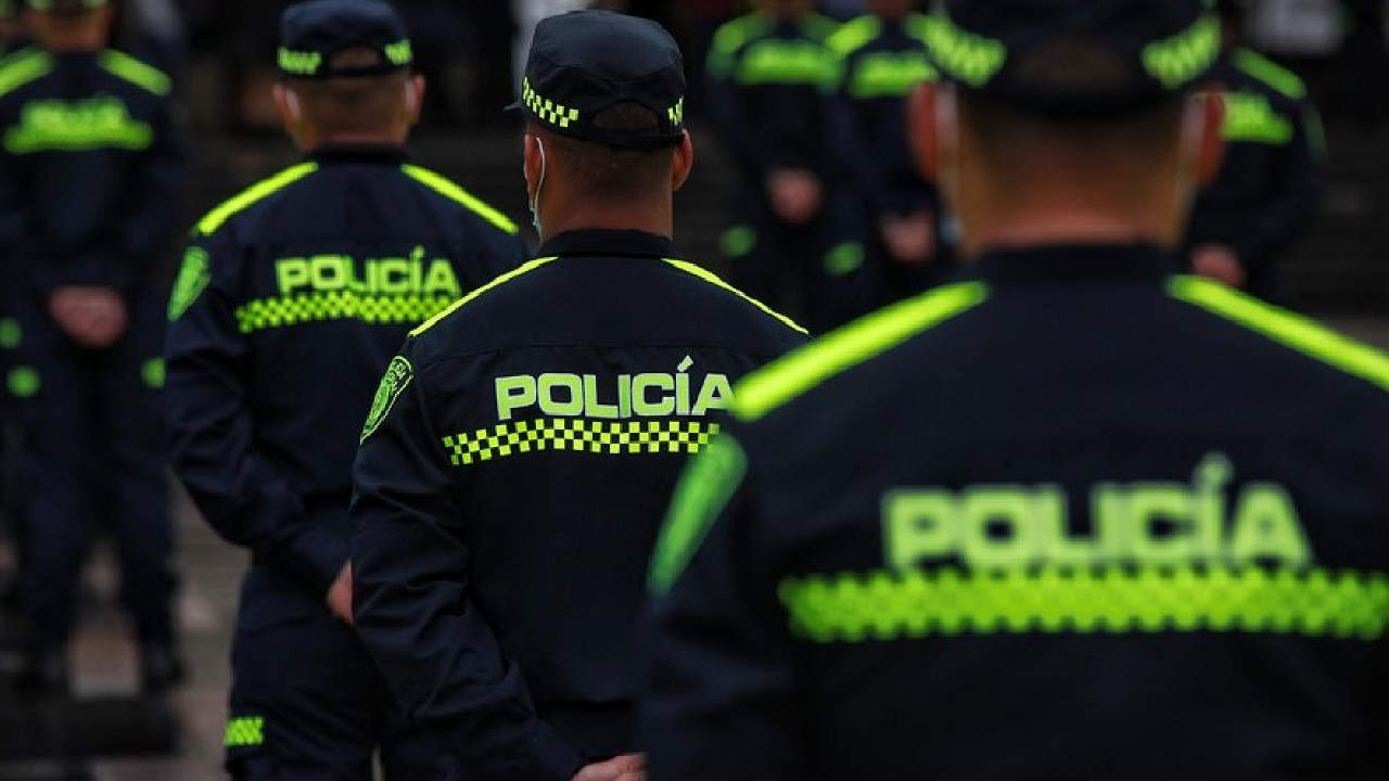 Condenan a dos patrulleros de la Policía Nacional por exigir joyas a hombre para evitar una multa en Belén policias-capturados-medellin