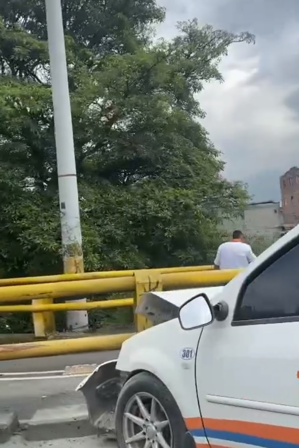 En choque de vehículo contra baranda, se notó la solidaridad 1 accidente sabaneta2