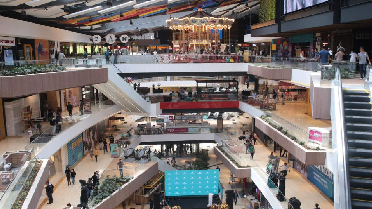 mujer facelle en centro comercial