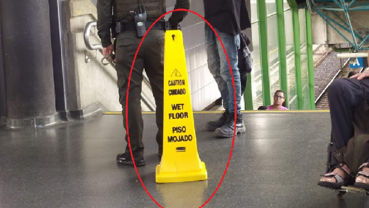En flagrancia: no alcanzó a llevarse un cono de seguridad de la estación Industriales del Metro 1 cono metro 2