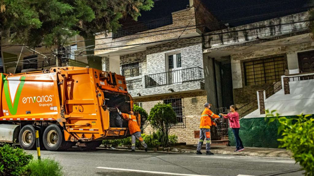 Inicia piloto de recolección de basuras en la noche en Medellín basuras