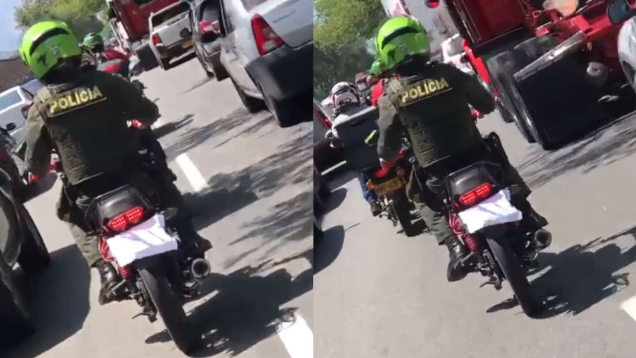 Policía conduce su motocicleta con la placa totalmente cubierta Policía