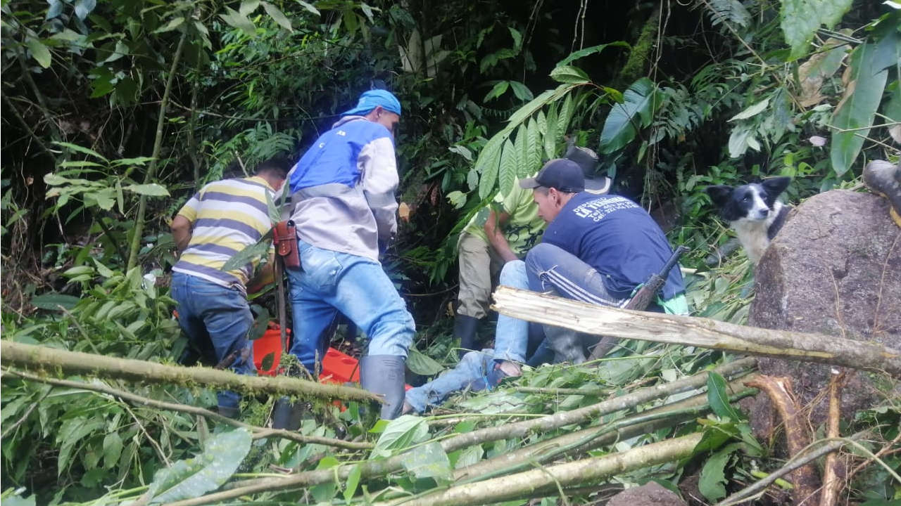 Volqueta se fue a un abismo y deja un herido en Argelia Argelia