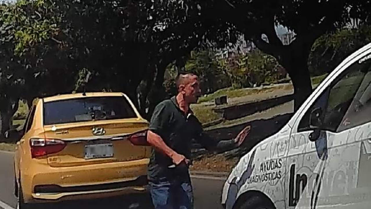 Nuevo caso de intolerancia entre taxista y un conductor de particular intolerancia conductores