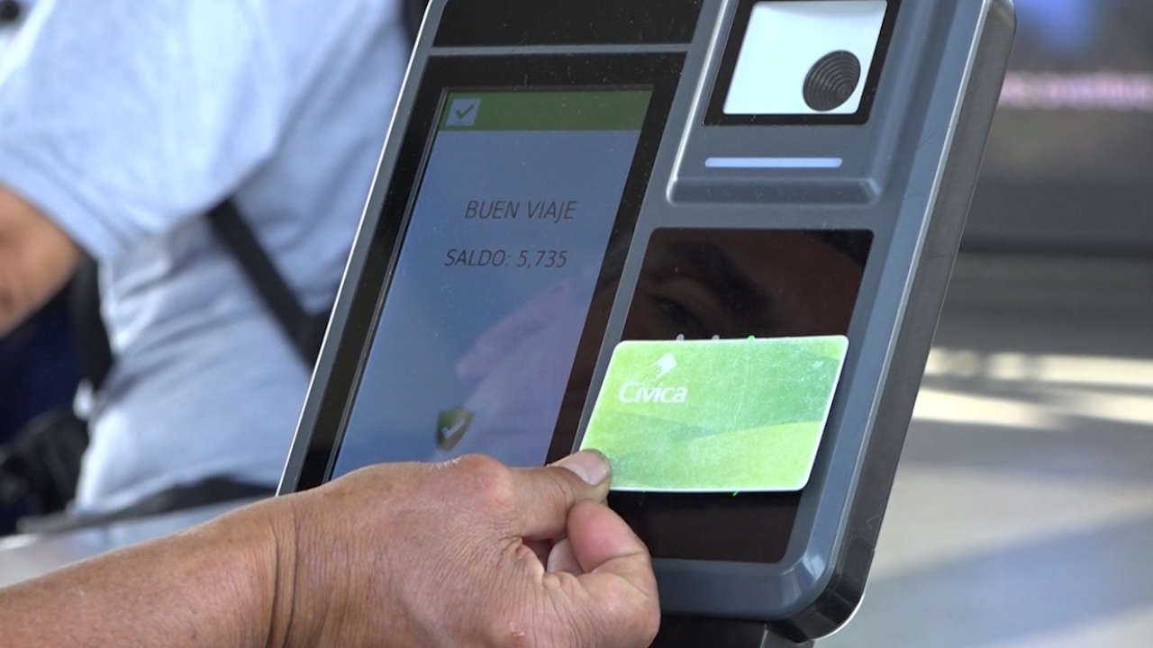 ¿Tiene que renovar la tarjeta cívica? Aquí le explicamos si su tarjeta áplica o no para el cambio