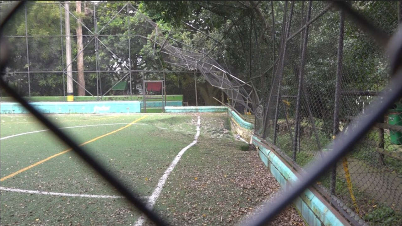 El mal estado de una cancha en La América pone en riego a los niños y jóvenes cancha