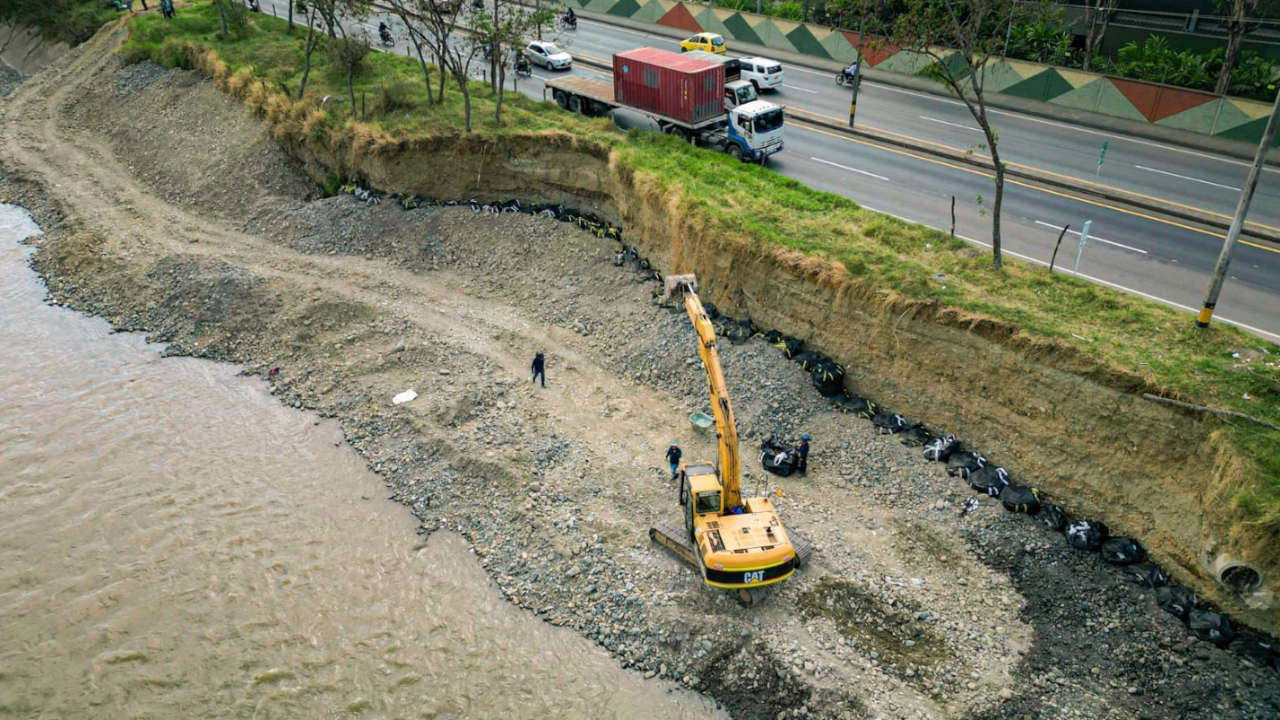 Inicia la instalación de bolsas en polietileno permeable en socavación del río Medellín en Bello socavación