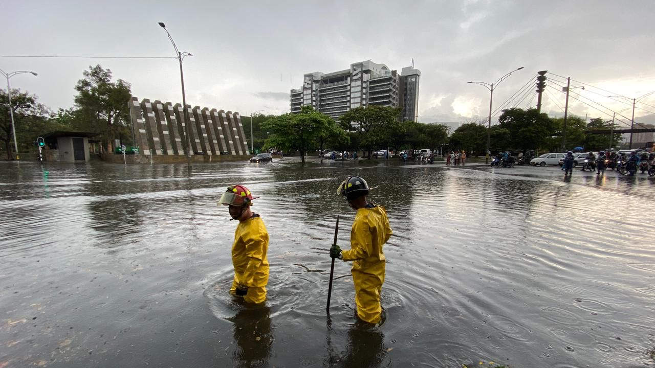 Dagrd y Bomberos Medellín, atienden las emergencias presentadas por las fuertes lluvias medellin fuertes lluvias