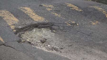 Habitantes de Manrique se quejan por huecos en la vía vía