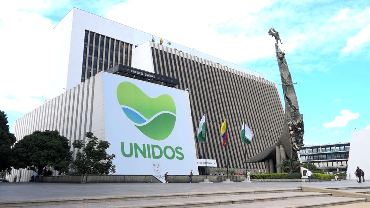 Gobernador entrega balance de obras en la Asamblea gobernador