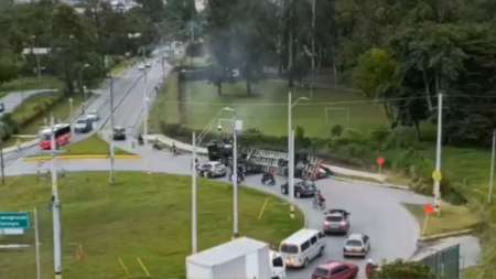 Movilidad reducida bajando a Rionegro por volcamiento de vehículo Movilidad reducida bajando a Rionegro por volcamiento de vehículo