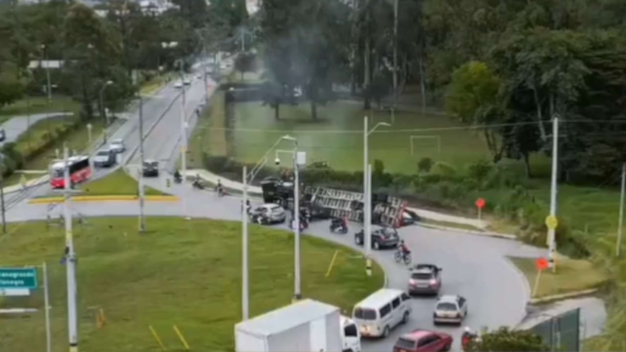 Movilidad reducida bajando a Rionegro por volcamiento de vehículo Movilidad reducida bajando a Rionegro por volcamiento de vehículo