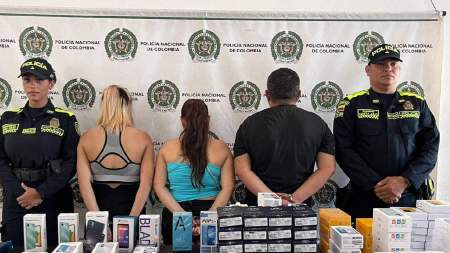 Presuntos delincuentes hurtan 114 celulares de un almacén en el centro de Medellín