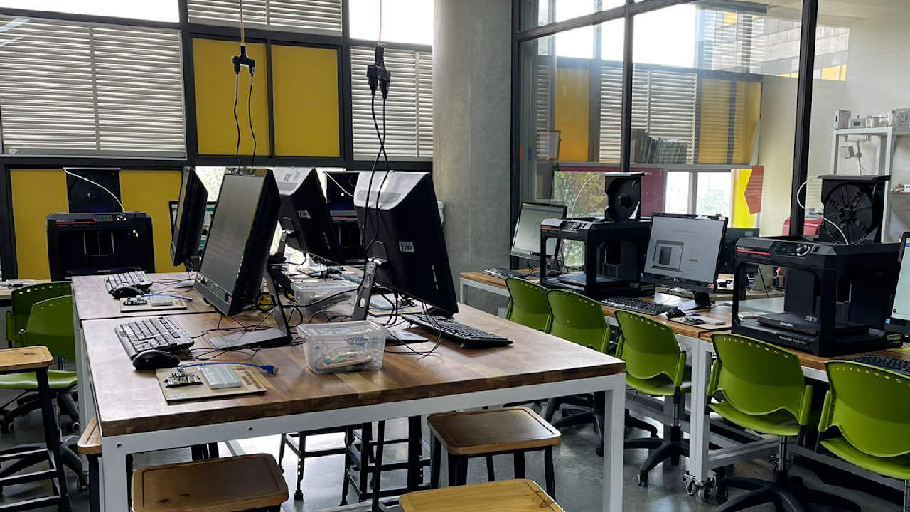 4.000 estudiantes y docentes de Medellín tendrán acceso al nuevo laboratorio de innovación 4.000 estudiantes y docentes de Medellín tendrán acceso al nuevo laboratorio de innovación