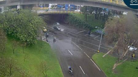Lluvias generaron alto flujo de agua en deprimidos y calles de Medellín