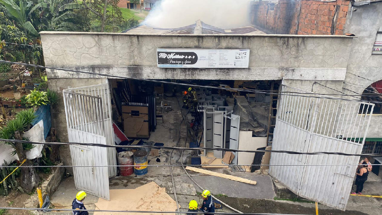 Incendio en fábrica de San Antonio de Prado, deja dos bomberos lesionados