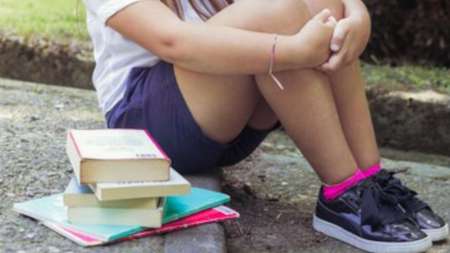 Habrían abandonado a una niña de 8 años en un colegio de Medellín niña