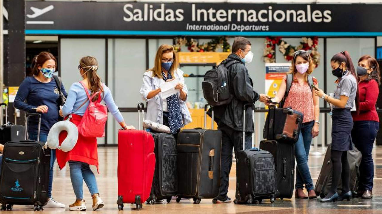 En abril cayó el flujo de colombianos hacia el exterior