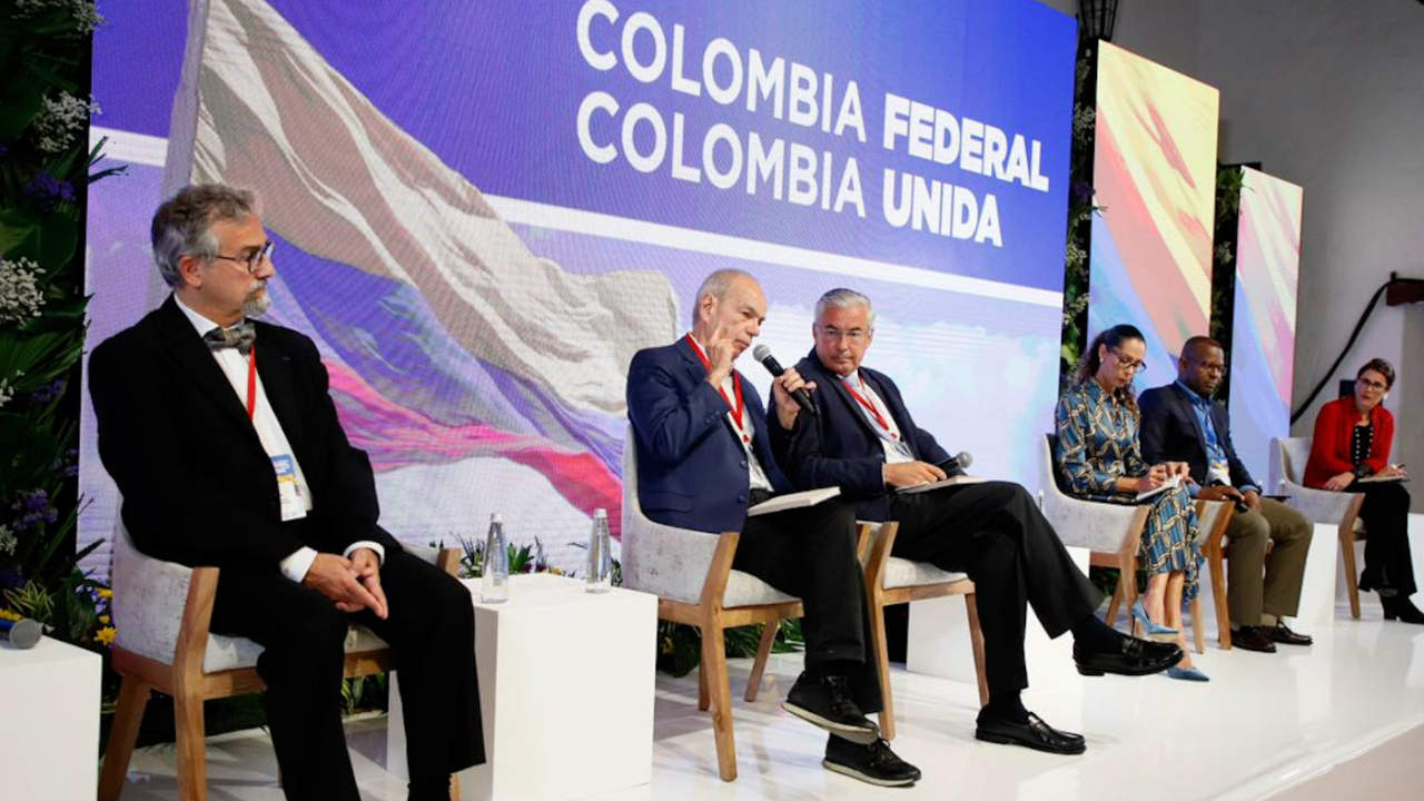 Gobernadores buscan descentralización y autonomía