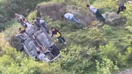 Conductor de un carro pierde el control y cae a un barranco
