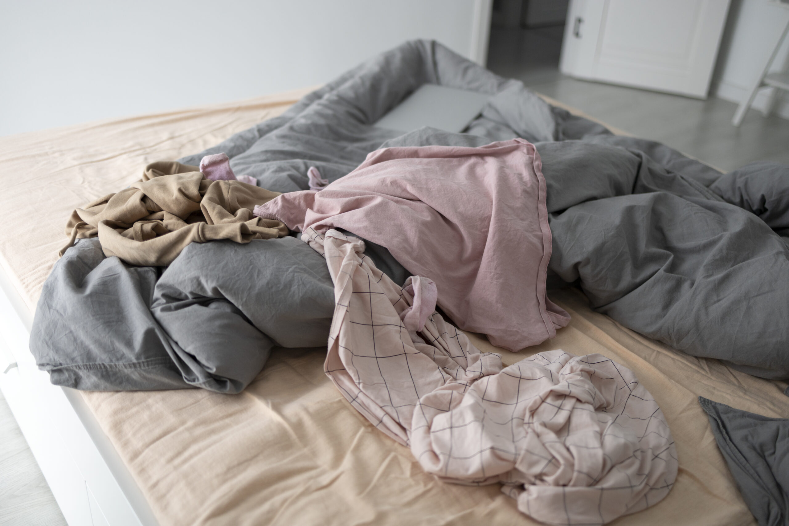 dormitorio desordenado ropa cama angulo alto scaled