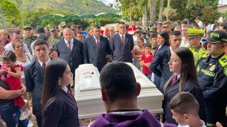 Gobernador encargado de Antioquia acompaña a la familia en el sepelio de los niños fallecidos en San Luis