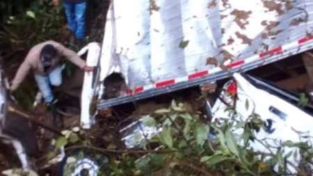 Derrumbe en la vía Sonsón – La Unión, afectó algunos vehículos