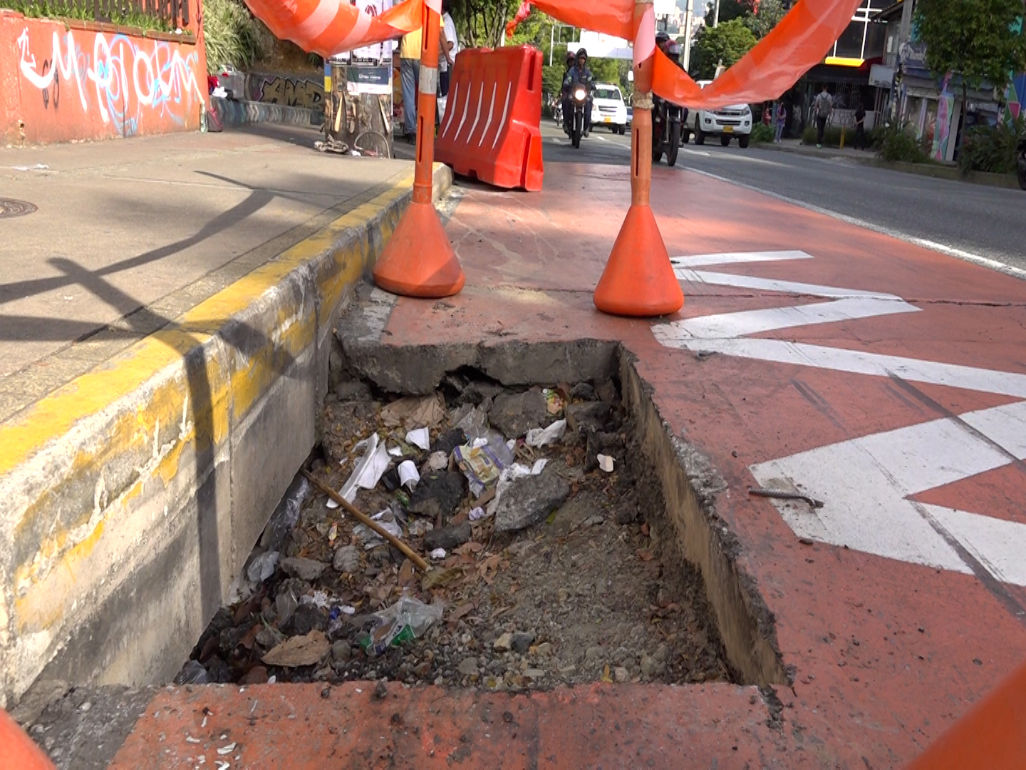Se lo tragó un hueco, socavación amenaza tráfico en la calle 10 en El Poblado 1 12HUECO LA 10 1